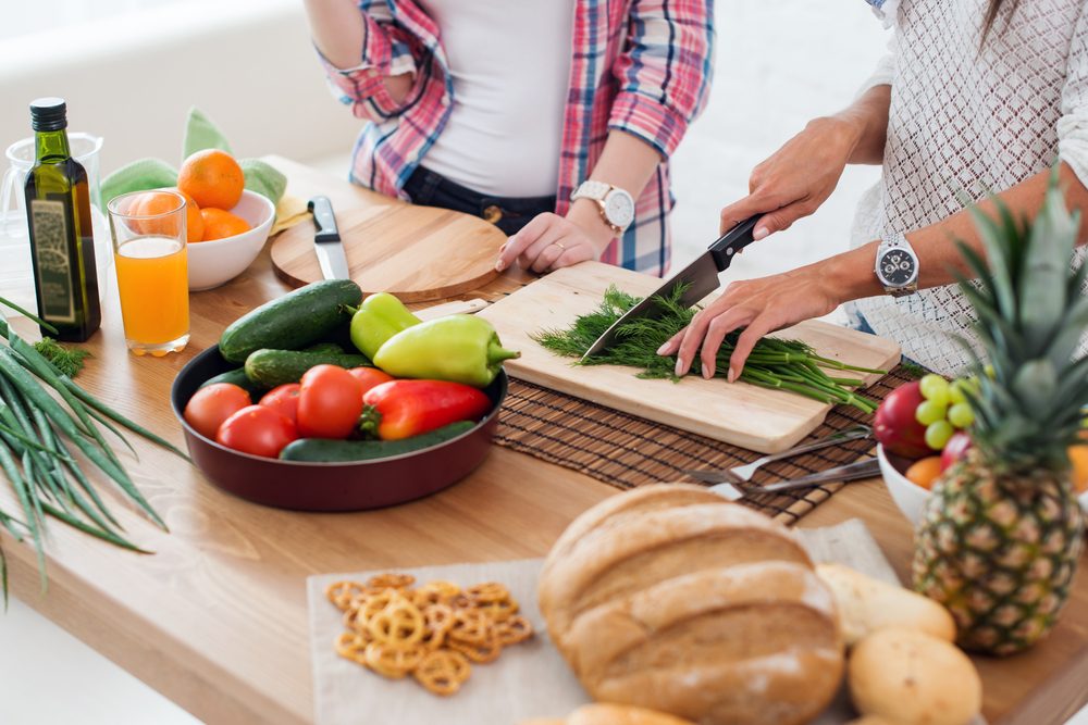 gorgeous,young,women,preparing,dinner,in,a,kitchen,concept,cooking,