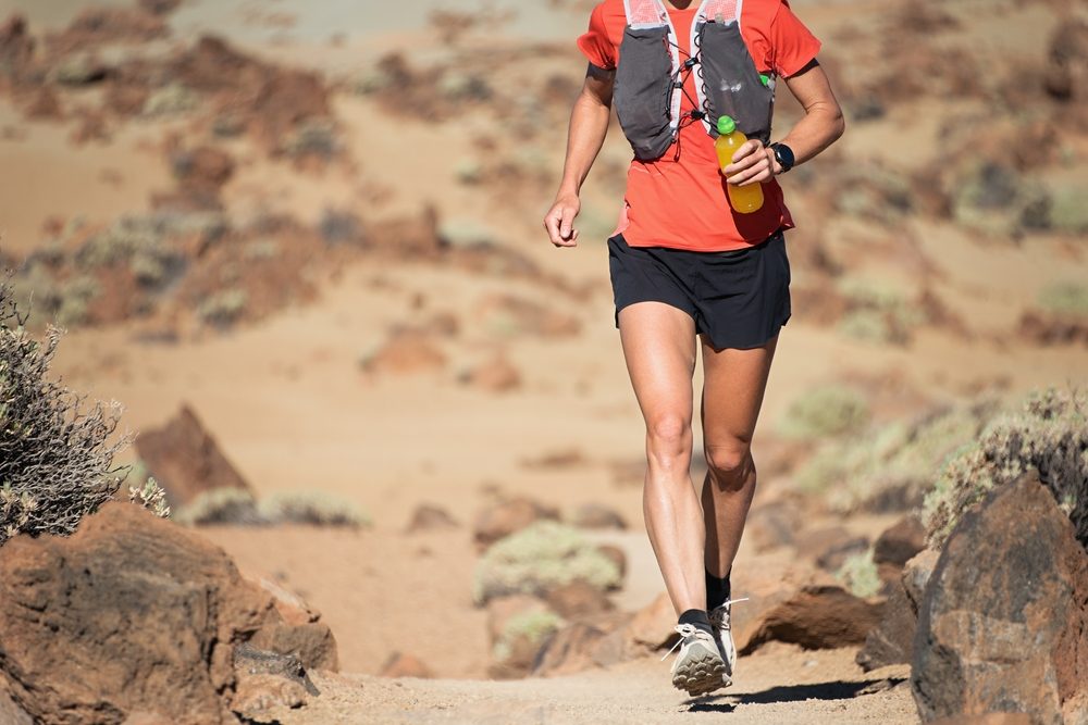 female,athlete,run,mountain,race,with,hydratation,trail,vest,for