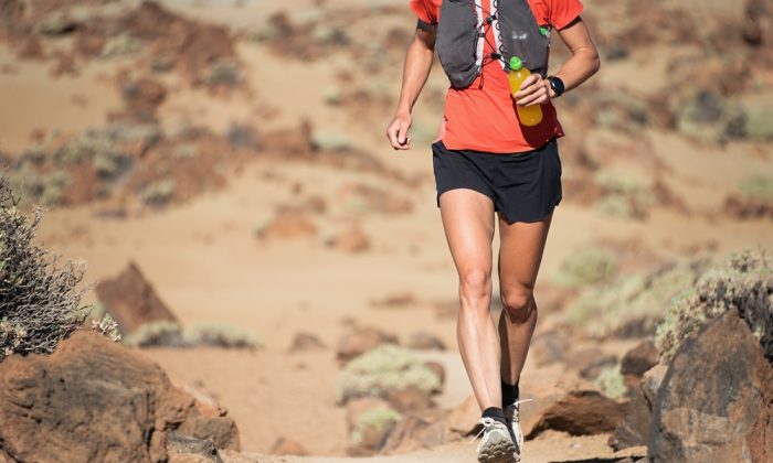 female,athlete,run,mountain,race,with,hydratation,trail,vest,for