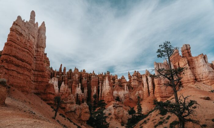 dramatic,landscape,of,bryce,canyon,under,a,cloudy,blue,sky