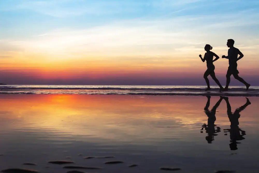 two,runners,on,the,beach,,silhouette,of,people,jogging,at